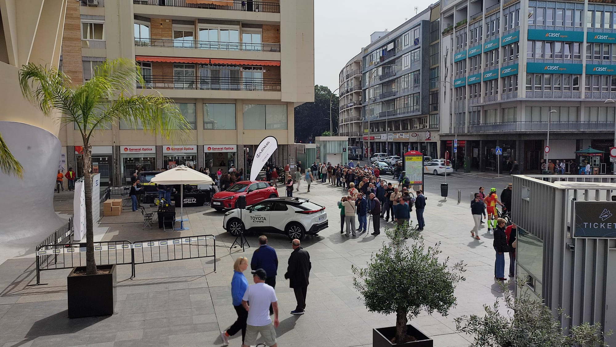 Realización del programa Hoy por Hoy Sevilla donde se aprecian las largas colas para recoger el Programa de Mano 