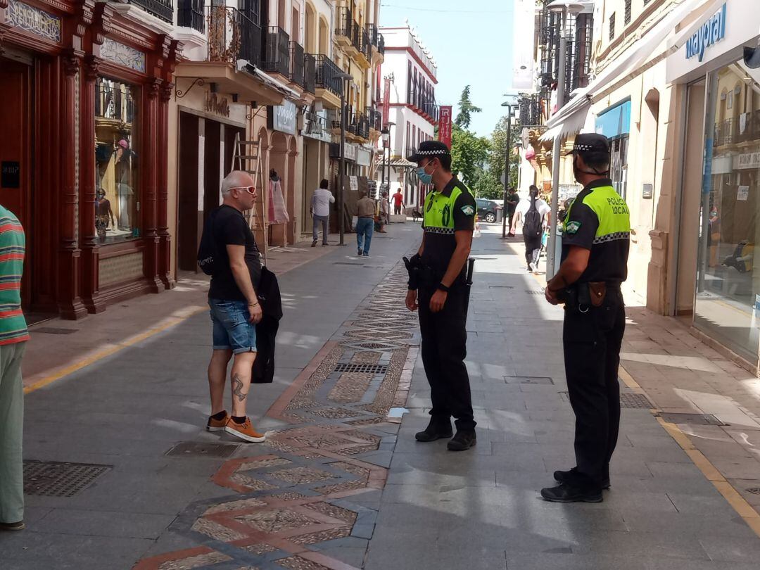 Varios agentes en Carrera Espinel llaman la atención a uno de los viandantes