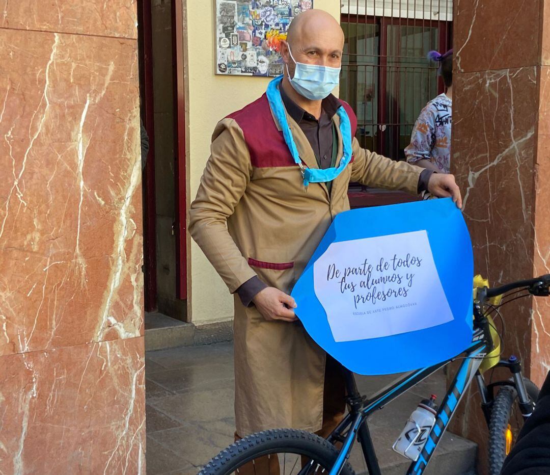 Pedro con su nueva bicicleta tras recibir la sorpresa