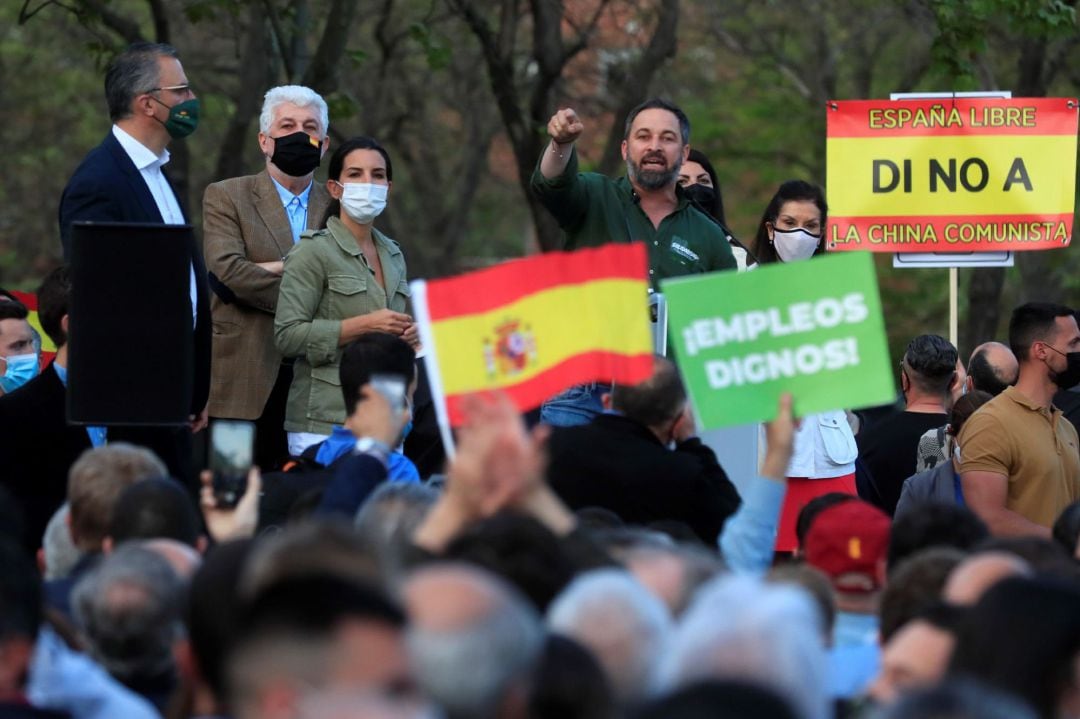 El líder de VOX, Santiago Abascal (c), interviene durante el acto de presentación de la candidatura de Rocío Monasterio (3i) para las próximas elecciones en la Comunidad de Madrid, este miércoles en el distrito de Puente de Vallecas.