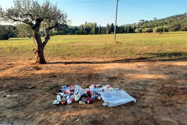 Deixalles en un dels camps de Mont-ras on s&#039;ha fet un botellot