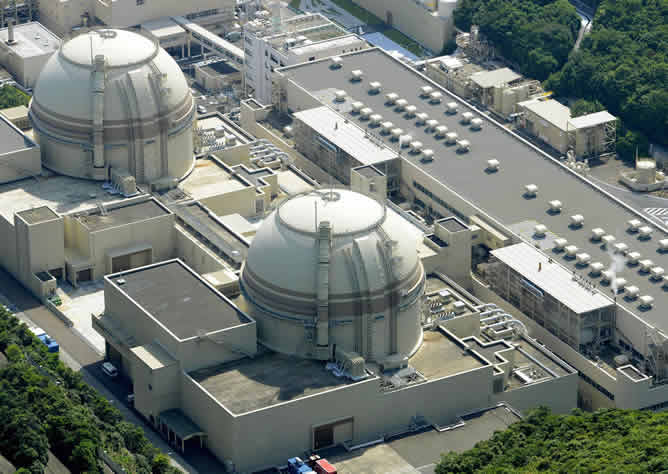 Vista aérea de la central nuclear japonesa de Ohi, única en funcionamiento y donde este sábado 21 de julio se ha reactivado el segundo de sus reactores para producir energía de cara al verano.