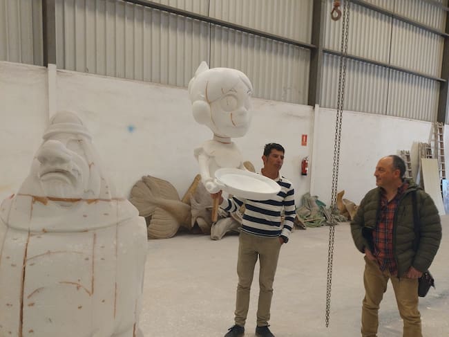 Imagen de los preparativos de la falla de Caudete