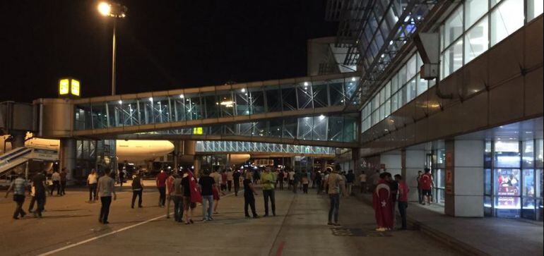 Foto tomada por los españoles atrapados anoche en el aeropuerto de Estambul.