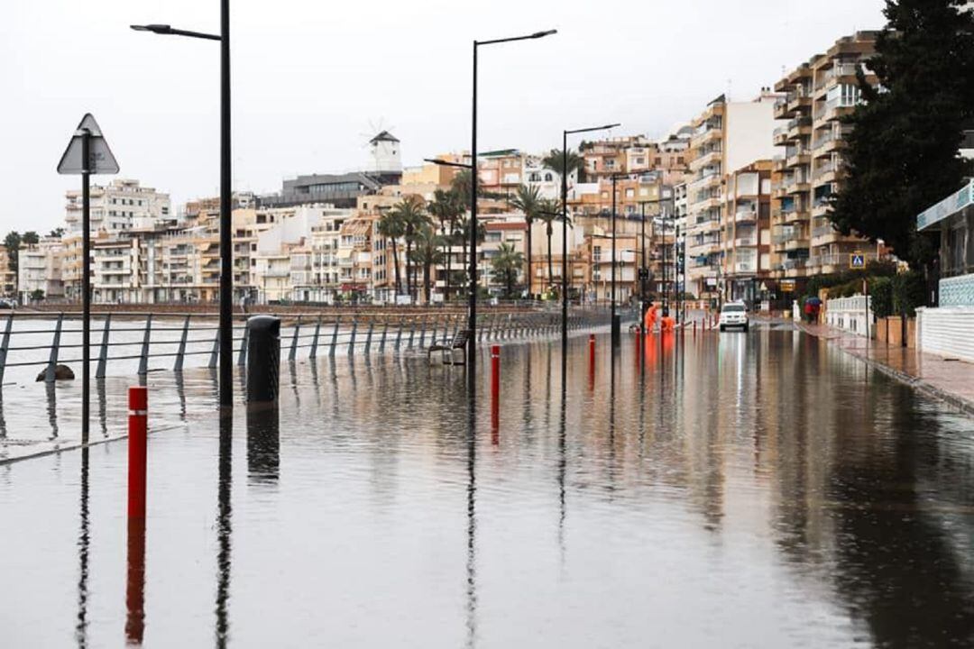 Estado del paseo de Levante de Águilas a consecuencia de las lluvias.