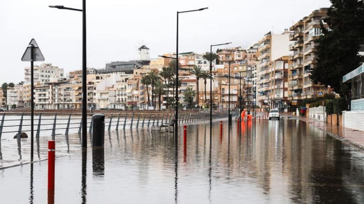 Rescatan a un hombre atrapado en el coche, arrastrado por el agua en la Rambla de Matalentisco de Águilas