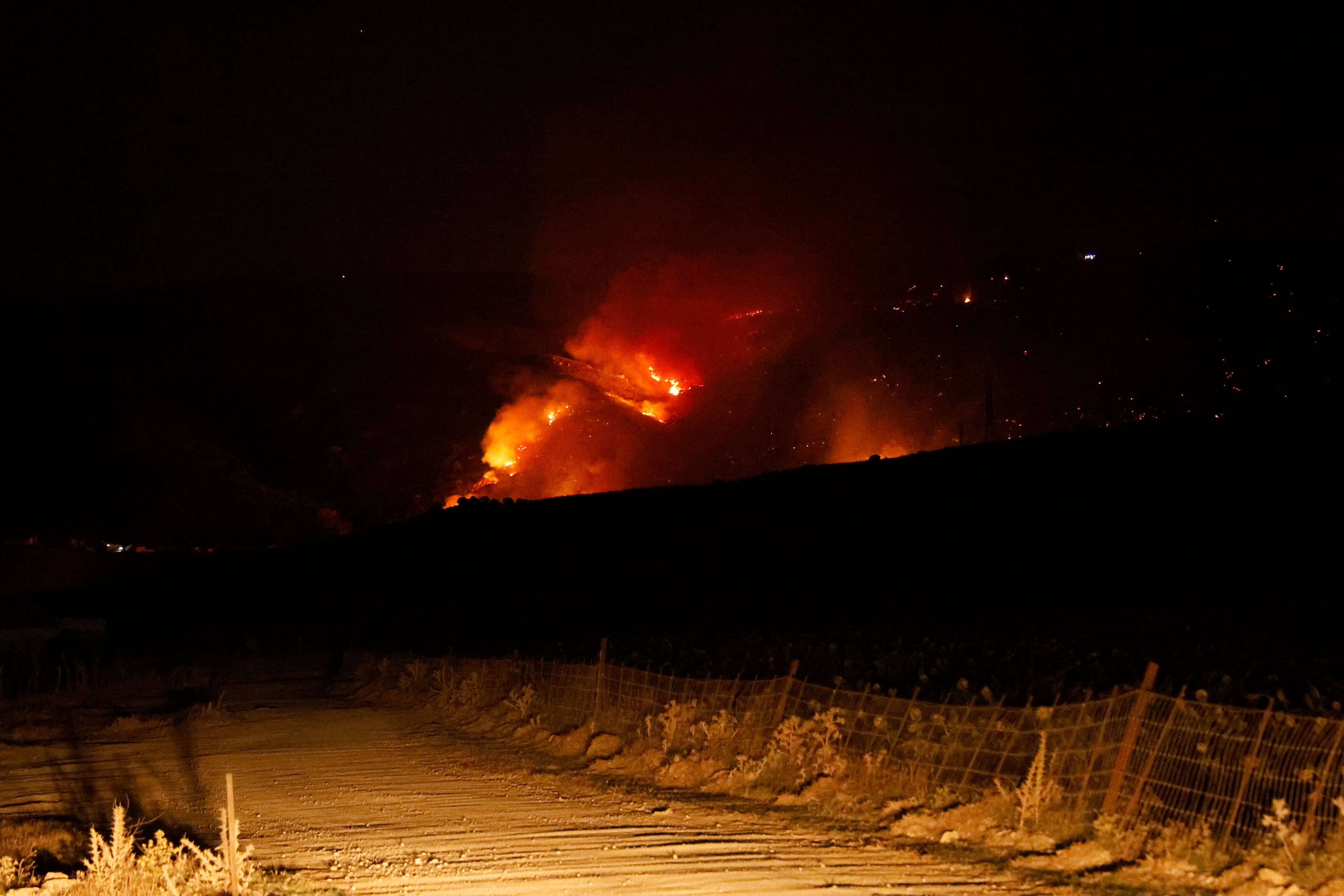 Imagen de las primas horas del incendio. EFE/A.Carrasco Ragel