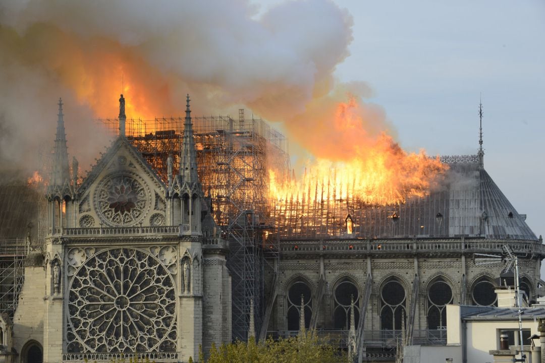 Las llamas consumen la catredral de París.