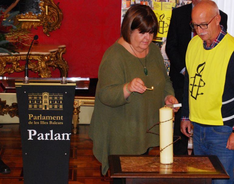 La presidenta del Parlament, Xelo Huertas, durante el acto de este pasado martes en el que los grupos políticos instaban al Gobierno que cumpla con sus compromisos internacionales.