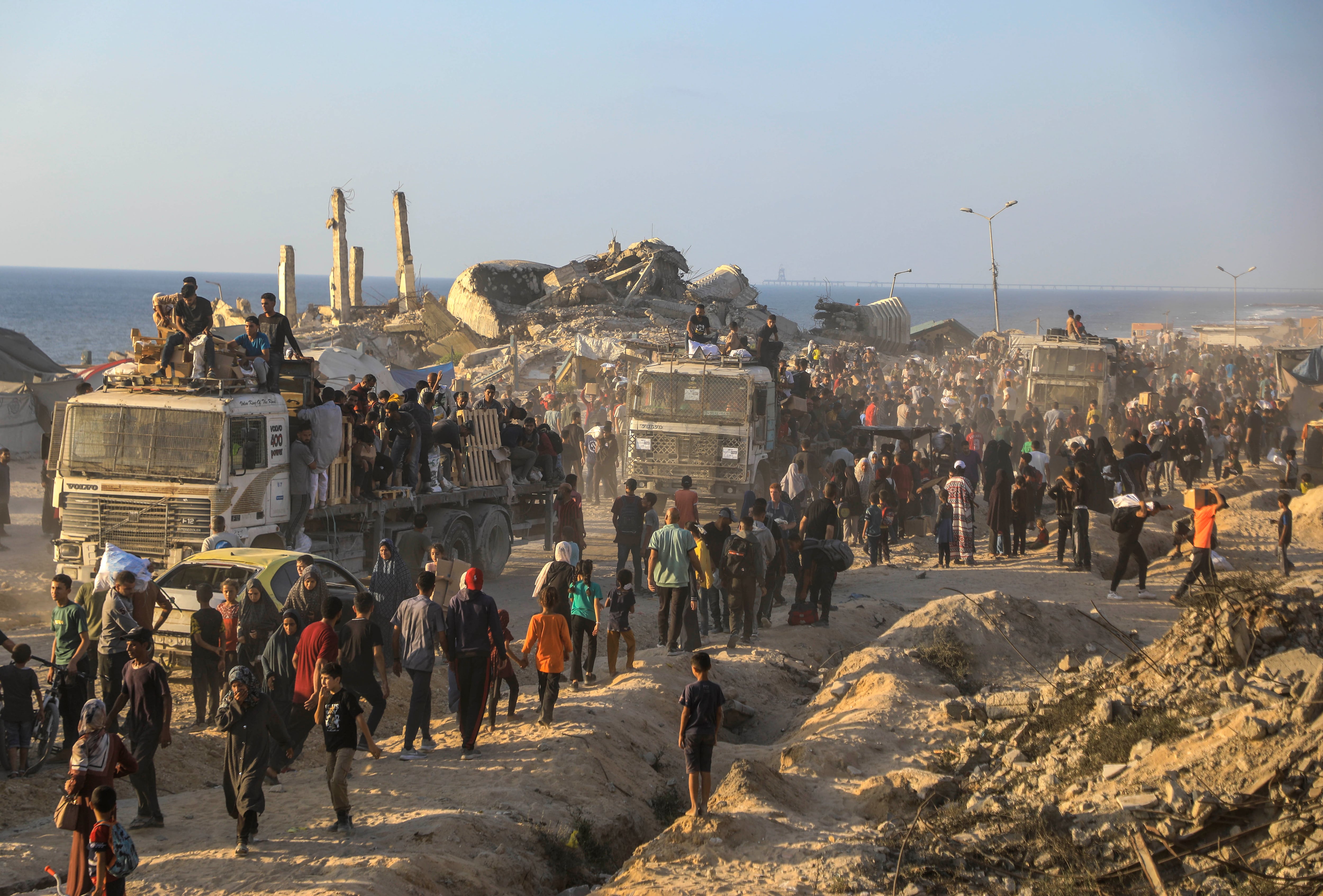 La empresa Gaza Fundation en una de las colas del hambre en Gaza.
