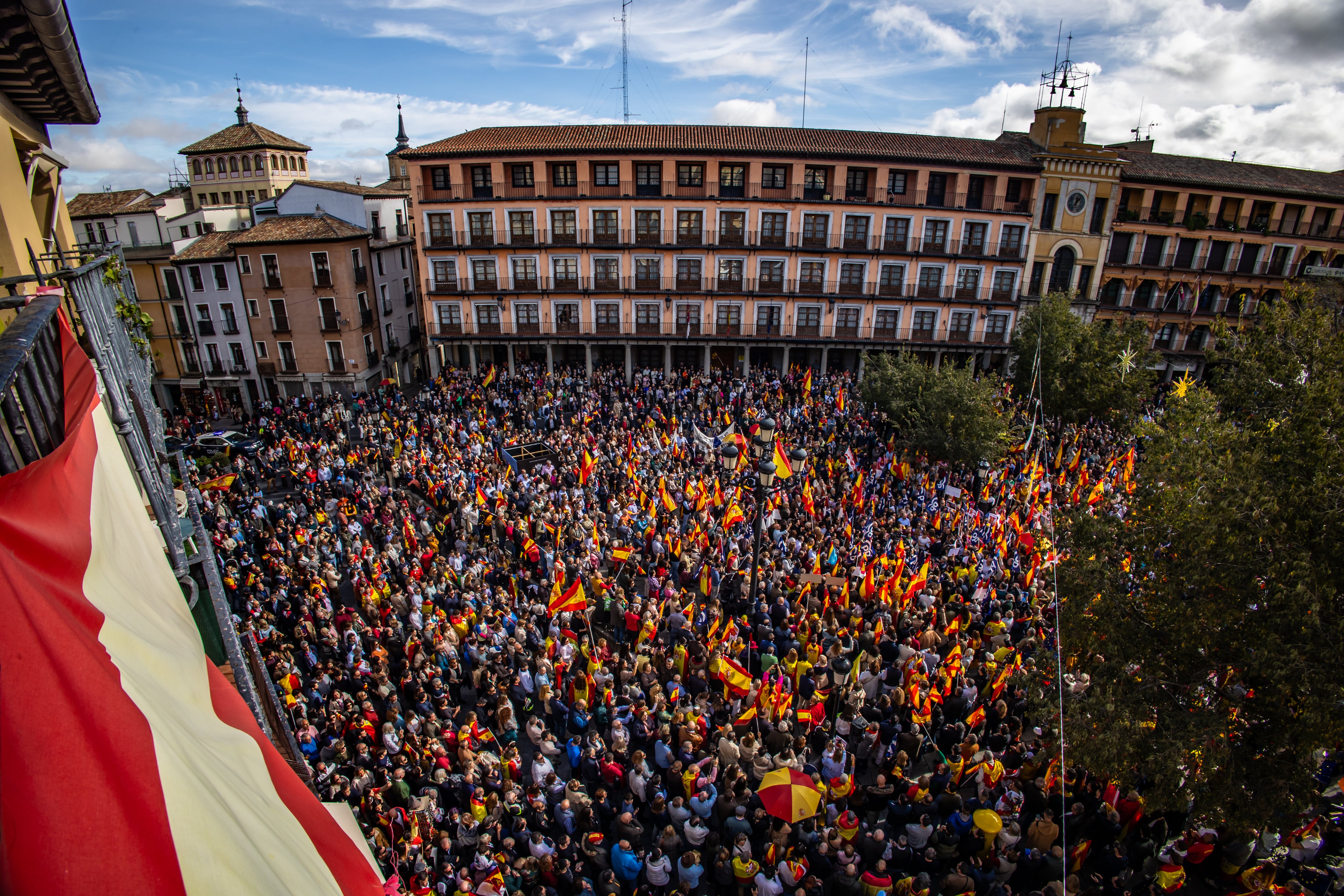 TOLEDO, 12/11/2023.- Concentración en la plaza de Zocodover de Toledo contra la amnistía y posterior marcha y concentración en la sede del PSOE, este domingo. EFE/ Ángeles Visdómine
