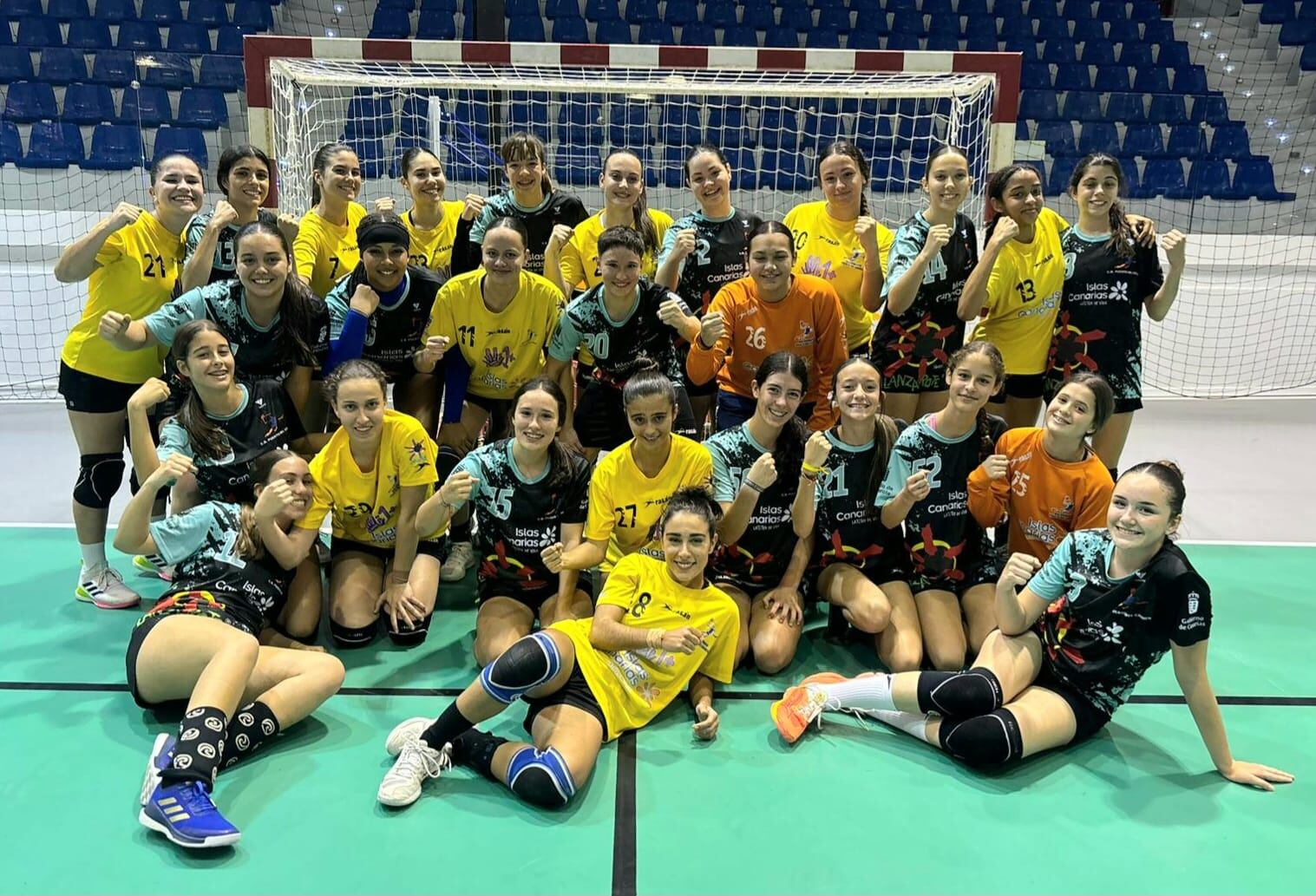 Jugadoras juveniles del club balonmano Puerto del Carmen.