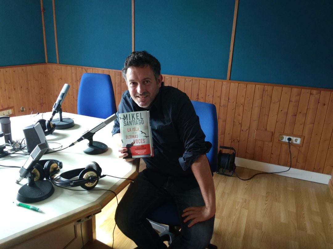 Mikel Santiago en los estudios de la Cadena SER en Cantabria.