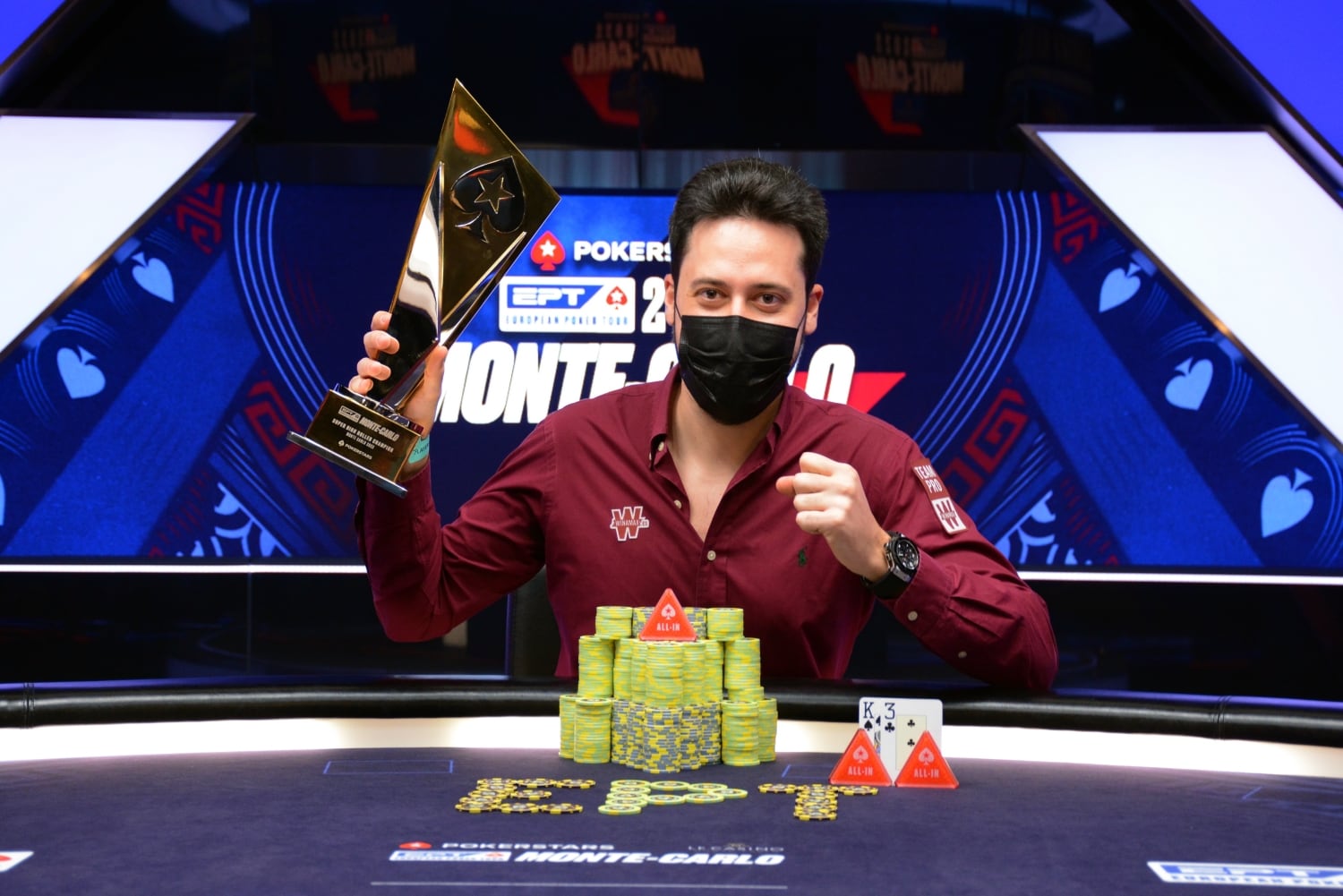 Adrián Mateos con su nuevo trofeo del European Poker Tour