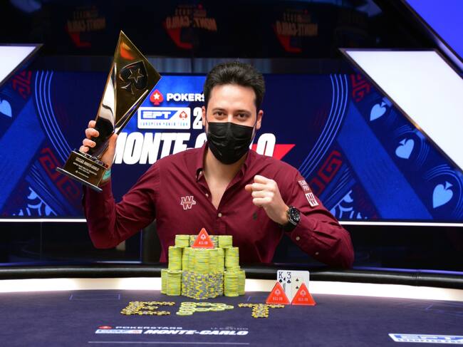 Adrián Mateos con su nuevo trofeo del European Poker Tour
