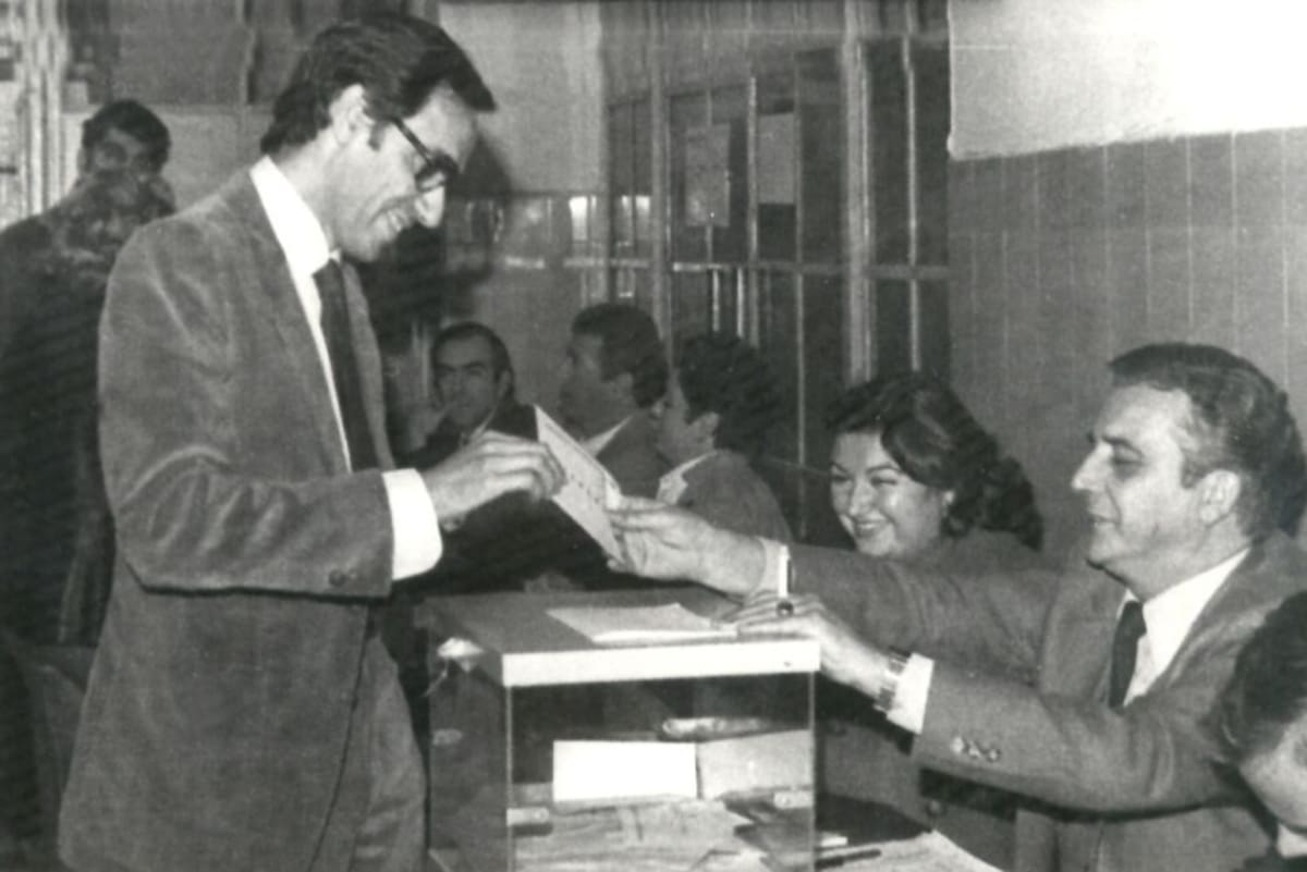 Sevilla, 27/11/1980.- Alfonso Guerra, como diputado del PSOE, emite su voto en las elecciones parciales al Senado para cubrir la vacante de Plácido Fernández Viagas.