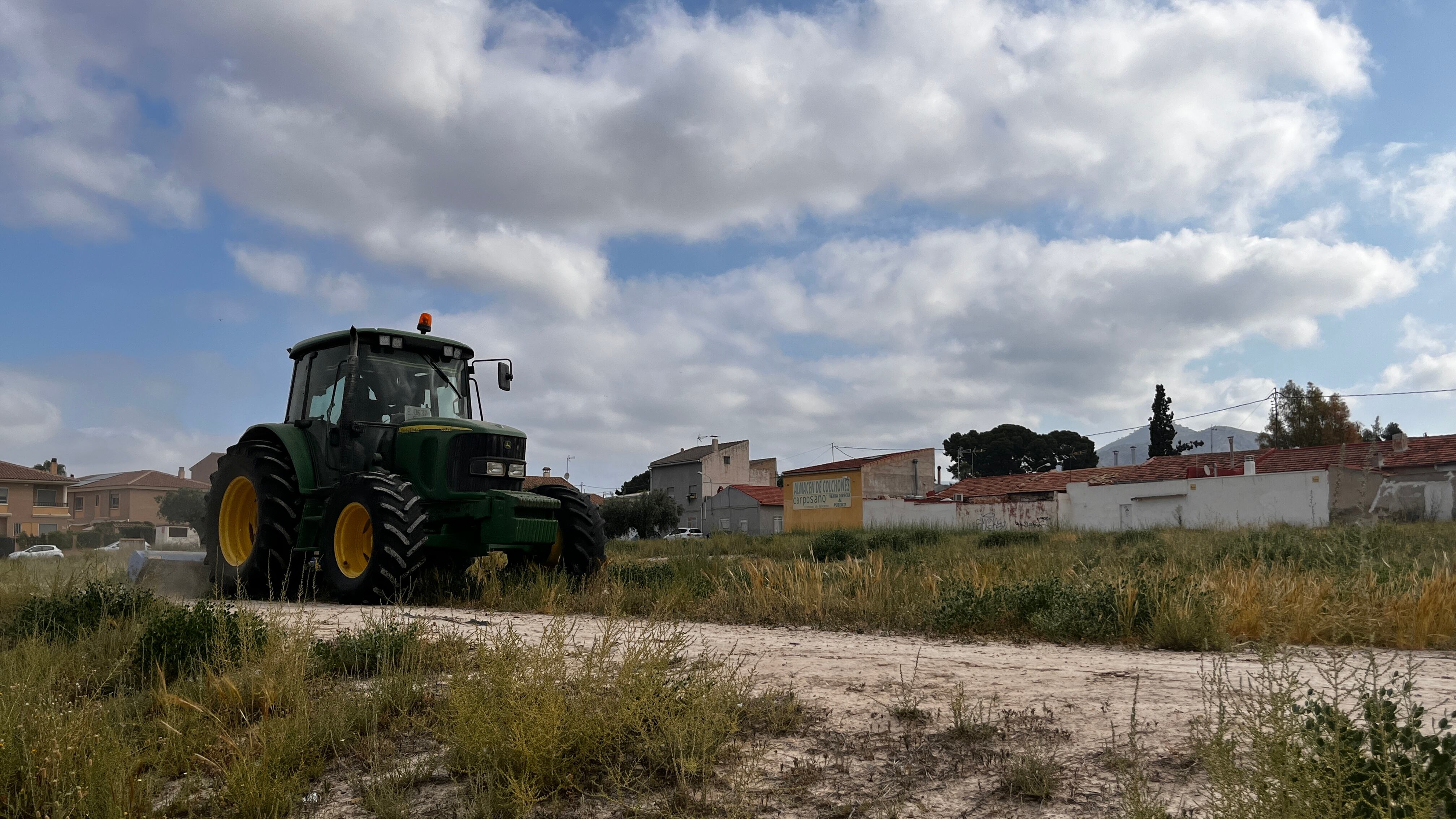 La maquinaria ya ha empezado a trabajar en el desbroce