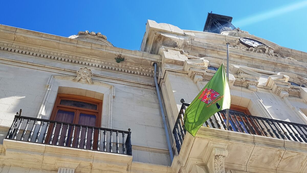 Bandera a media asta en la Diputación.