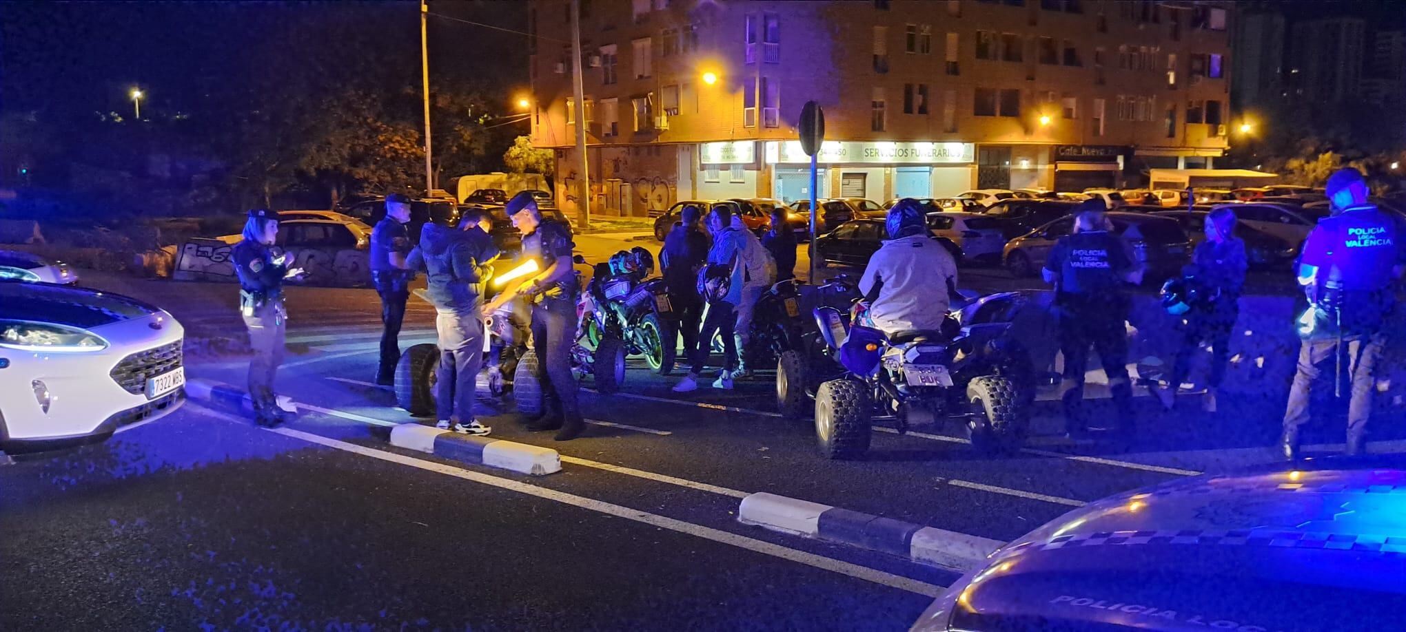 Carreras ilegales celebradas este sábado de madrugada detrás del hospital La Fe de València.