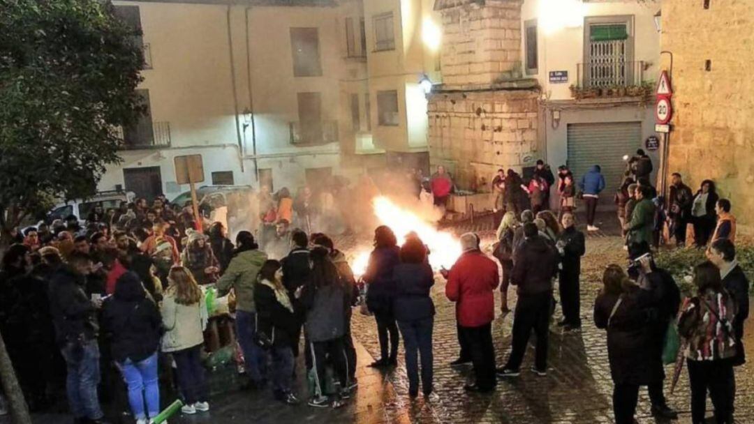 Vecinos alrededor de la lumbre de la Merced.