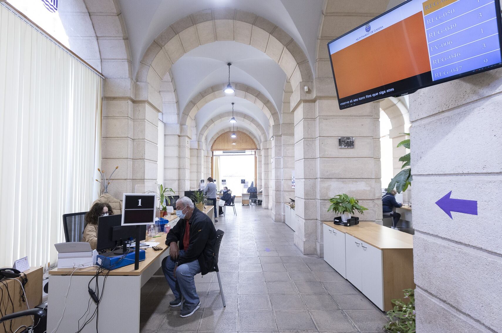 Imagen de archivo de la oficina de atención al público en el Ayuntamiento de Gandia