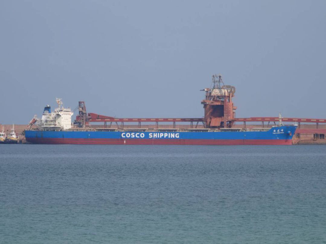 Imagen de un barco operando en el puerto de Alcoa-San Cibrao.