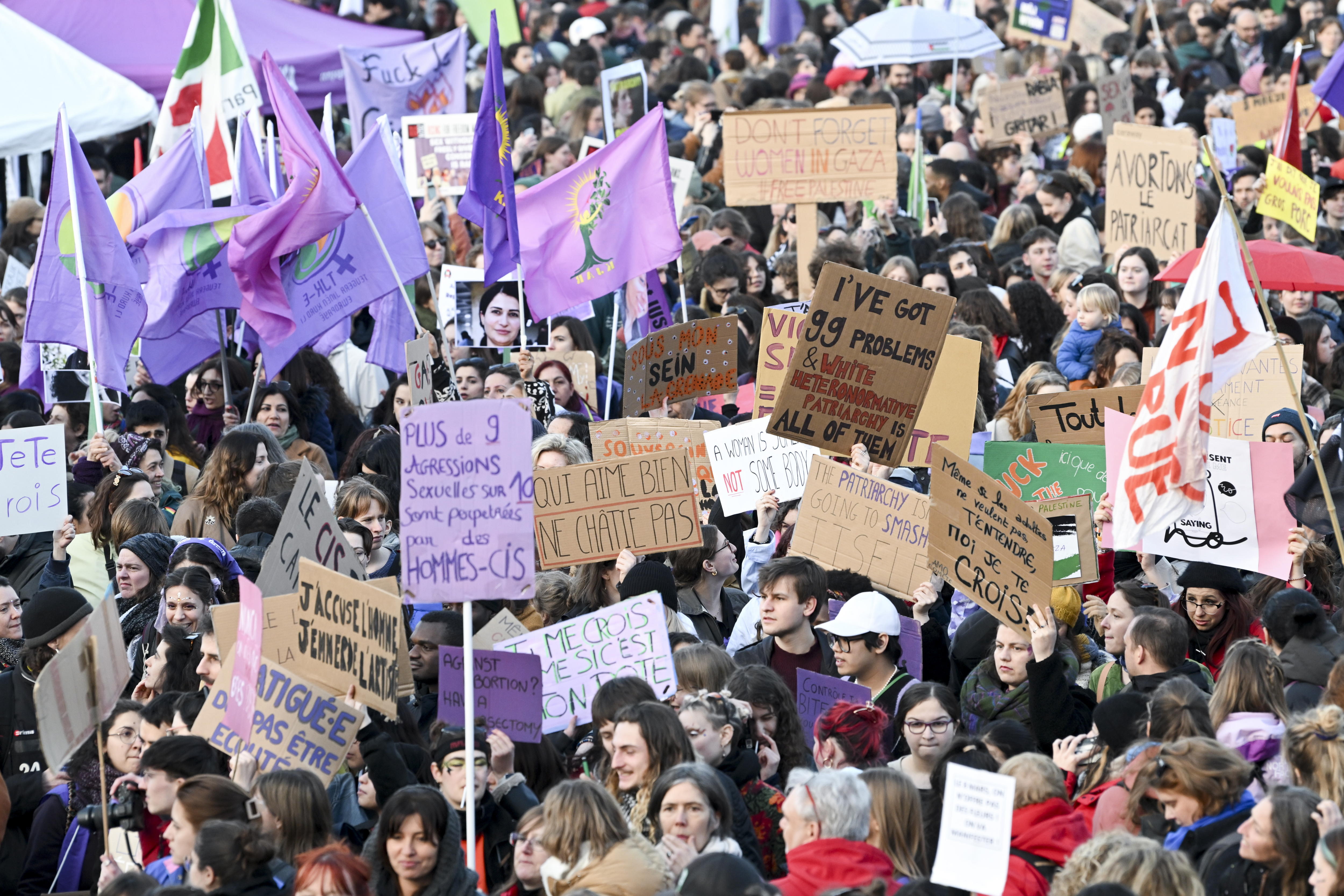 Brussels (Belgium), 08/03/2024.- People protest in the city center of Brussels as part of International Women&#039;s Day celebrations, in Brussels, Belgium, 08 March 2024. International Women&#039;s Day (IWD) is observed annually on 08 March worldwide to highlight women&#039;s rights, as well as issues such as violence and abuse against women. (Protestas, Bélgica, Bruselas) EFE/EPA/FREDERIC SIERAKOWSKI
