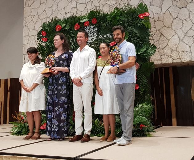 El reconocimiento de Xcaret a Daniela Vega y Eugenio Derbez.