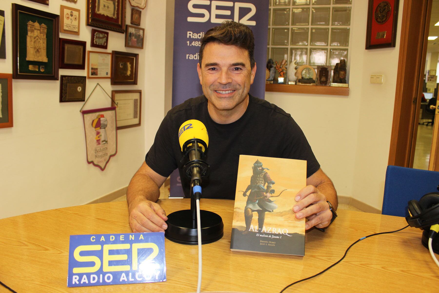 Dani Olmo con un ejemplar de la novela gráfica 'Al-Azraq, el malson de Jaume I'