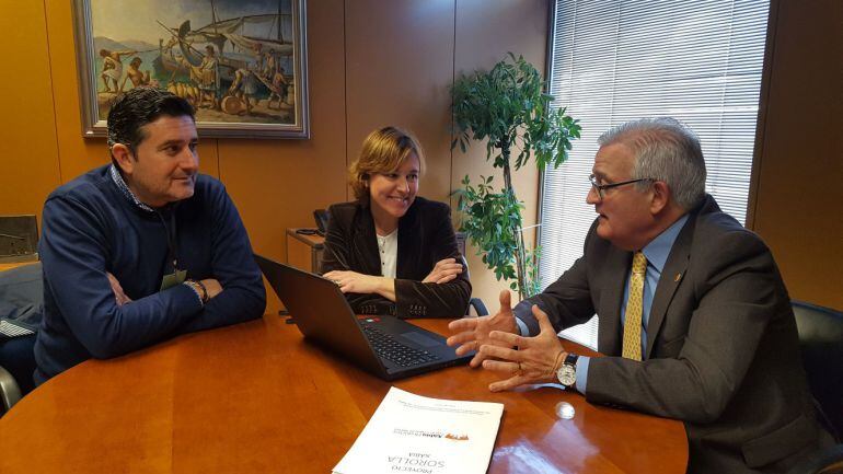 Reunión entre Rosa Cardona y Juanlu Cardona, con el diputado de Cultura, César Augusto Asencio.