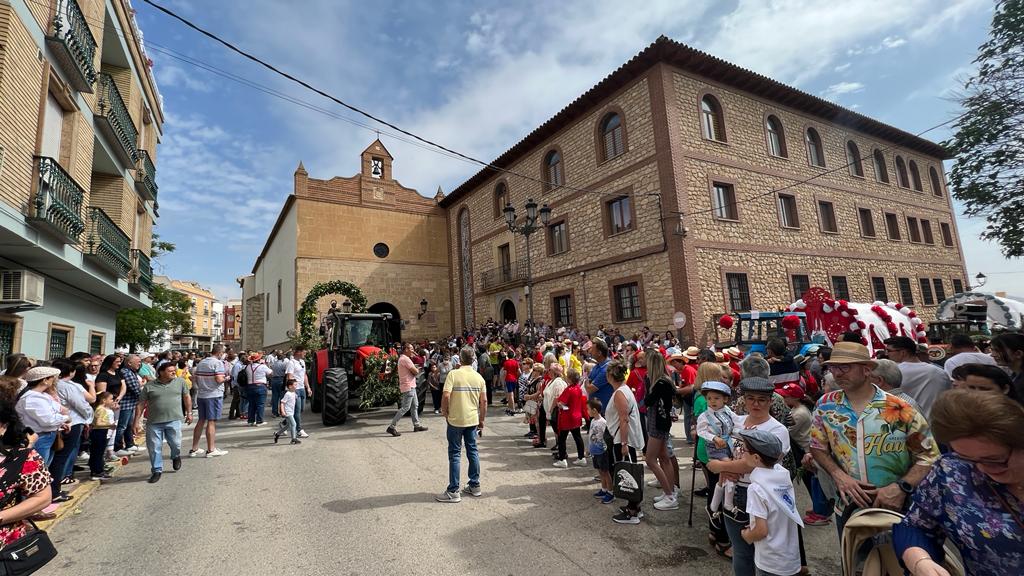 Ambiente en la Plaza del Santo Cristo, a la salida de San Isidro Labrador