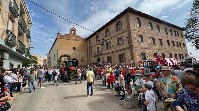 Ambiente en la Plaza del Santo Cristo, a la salida de San Isidro Labrador