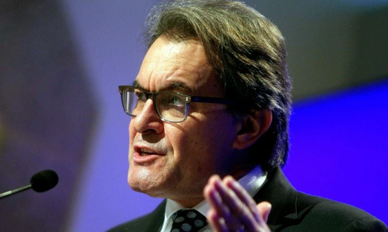 GRA201. BARCELONA, 13/01/2015.- El presidente de la Generalitat, Artur Mas, durante su comparecencia ante los medios de comunicación para hacer balance de los dos años de legislatura, en la que ha avanzado que el próximo jueves anunciará su "decisión definitiva" sobre si hay un adelanto de las elecciones en Cataluña y cómo "continúa" el proceso soberanista en "las mejores condiciones posibles", para que "salga bien" y sin que se "desinfle". EFE/Marta Pérez