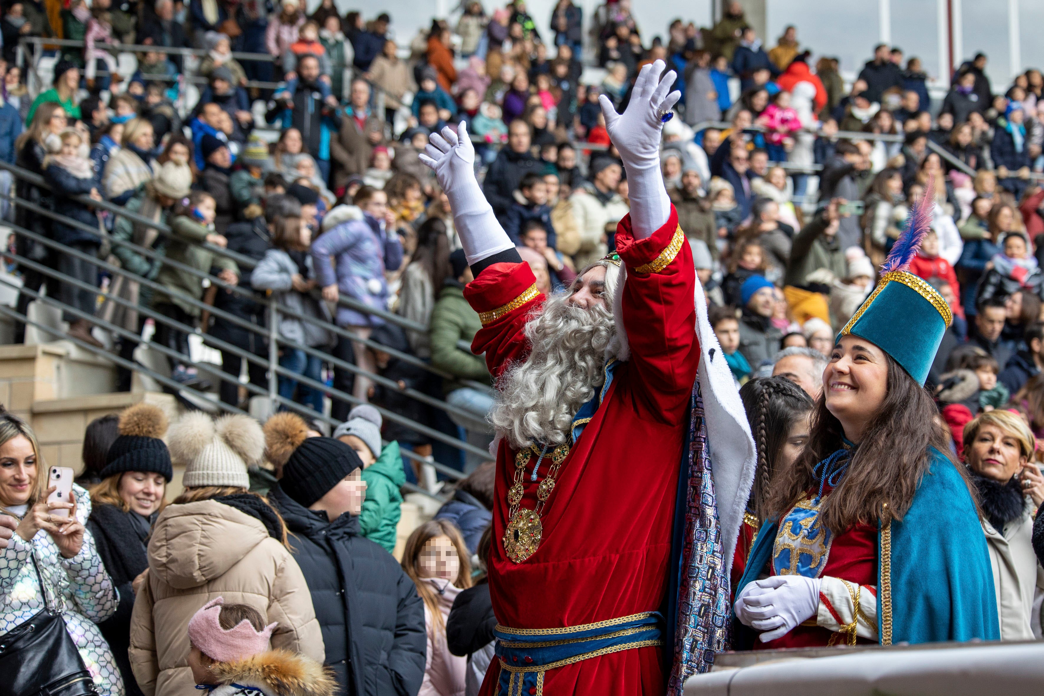 LOGROÑO, 05/01/2024.- Los Reyes Magos han repartido ilusión en su llegada este viernes a Logroño en un helicóptero recibido entre gritos y aplausos de los miles de niños que han llenado el estadio municipal de Las Gaunas para entregar sus cartas. EFE/ Raquel Manzanares