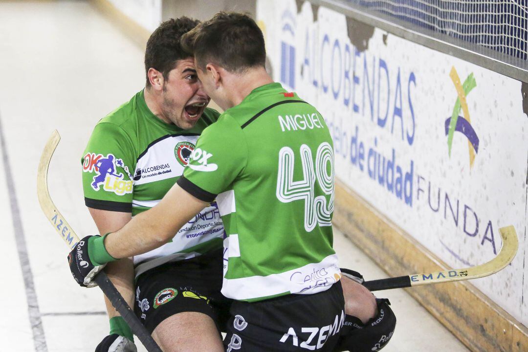 Jugadores del Patín Alcobendas celebran la victoria ante el Caldes