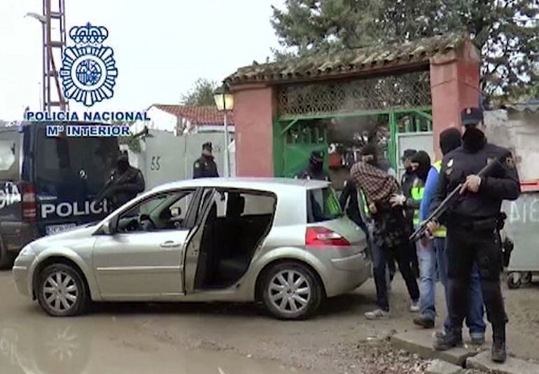 Fotografía facilitada por la Policía Nacional, de la detención en el poblado chabolista de la Cañada Real, conocido como el "supermercado" de la droga, de uno de los tres supuestos yihadistas que mantenían contactos por Internet con desplazados a Siria y