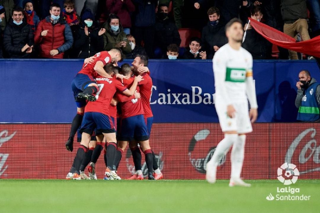 Los jugadores de Osasuna celebrando el tempranero gol de Budimir en el Sadar 