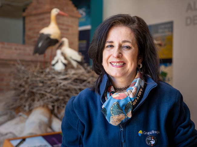 ALFARO (LA RIOJA), 16/04/2023.- La responsable del Centro de Interpretación de los Sotos del Ebro y sus Cigüeñas en Alfaro, Mar Echegoyen. El cielo de Alfaro (La Rioja) revive esta primavera el "crotoreo" del millar de ejemplares de cigüeña blanca llegadas desde África, en cuya Colegiata de San Miguel se asienta la mayor colonia urbana de Europa de esta especie en un único edificio, con más de un centenar de parejas.- EFE/Raquel Manzanares