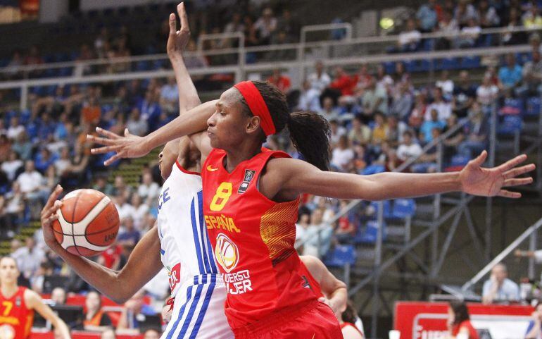 Astou Ndour lucha con Sandrine Gruda en la semifinal del Eurobasket.