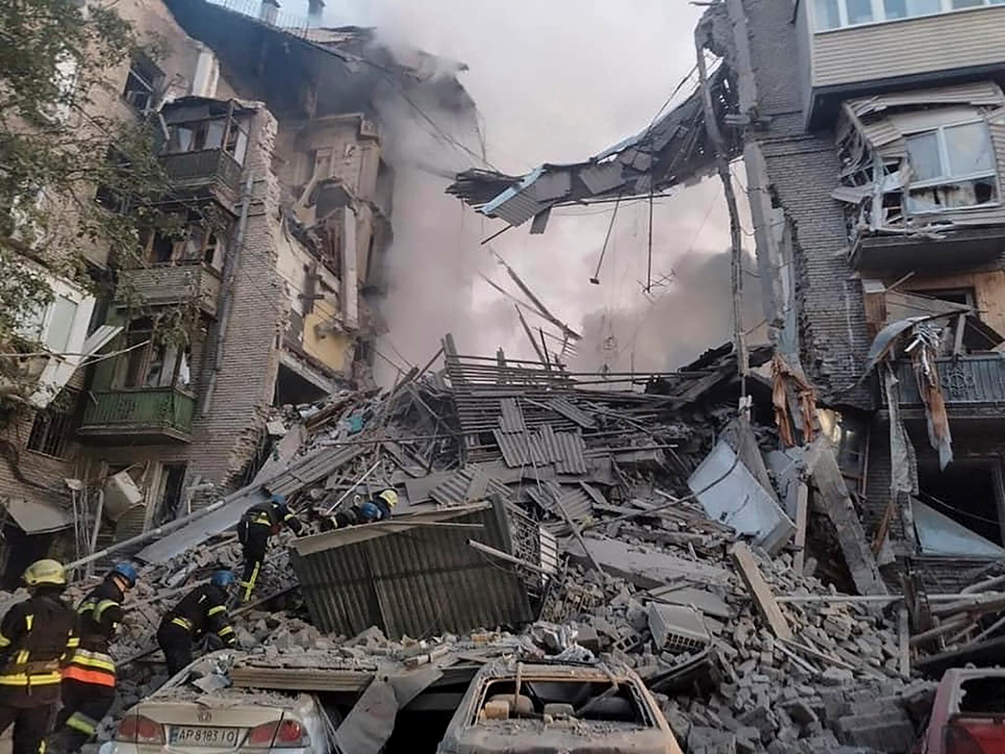 Imágenes tomadas por los servicios de emergencia ucranianos muestran el efecto de los bombardeos emprendidos por Rusia durante la pasada noche sobre edificios residenciales de Zaporiyia (Ucrania)