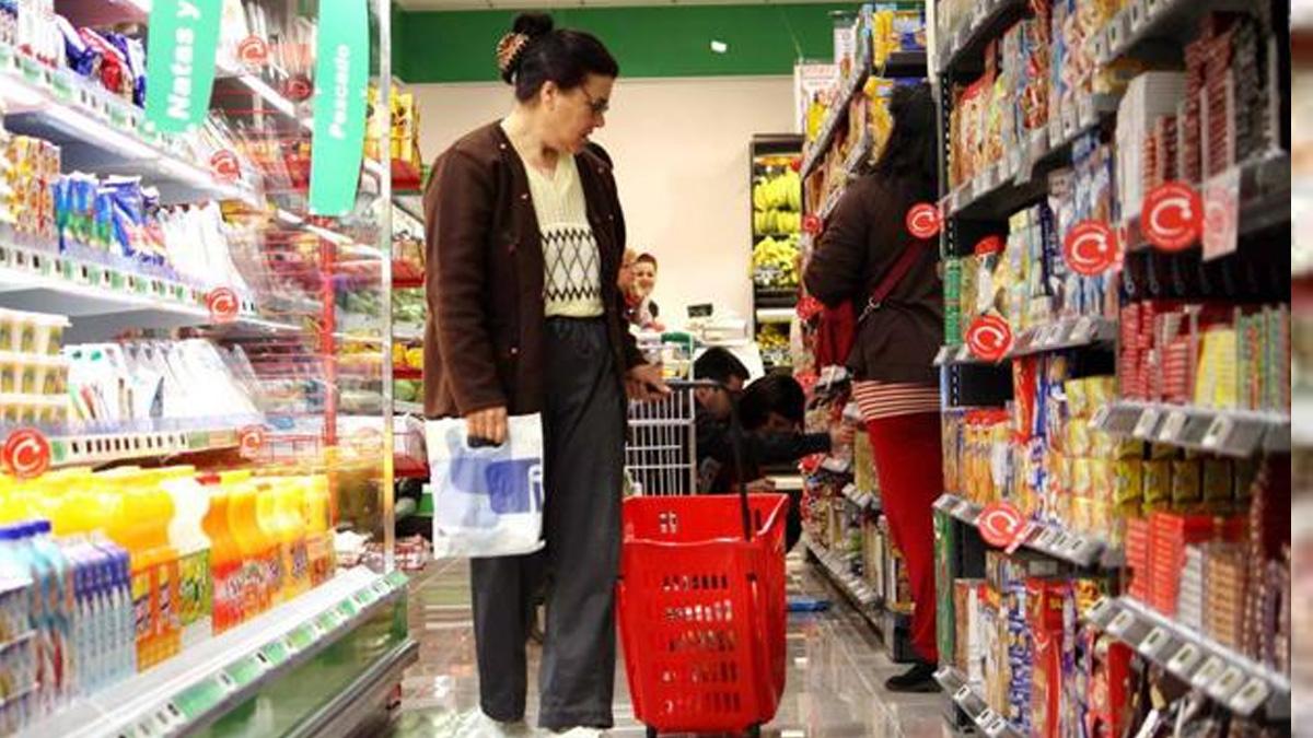 Imagen de archivo de una mujer en un supermercado