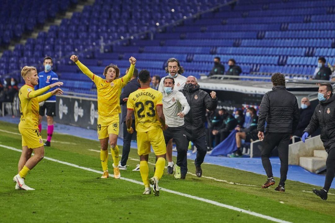 Els jugadors del Girona celebrant l'empat amb la banqueta.