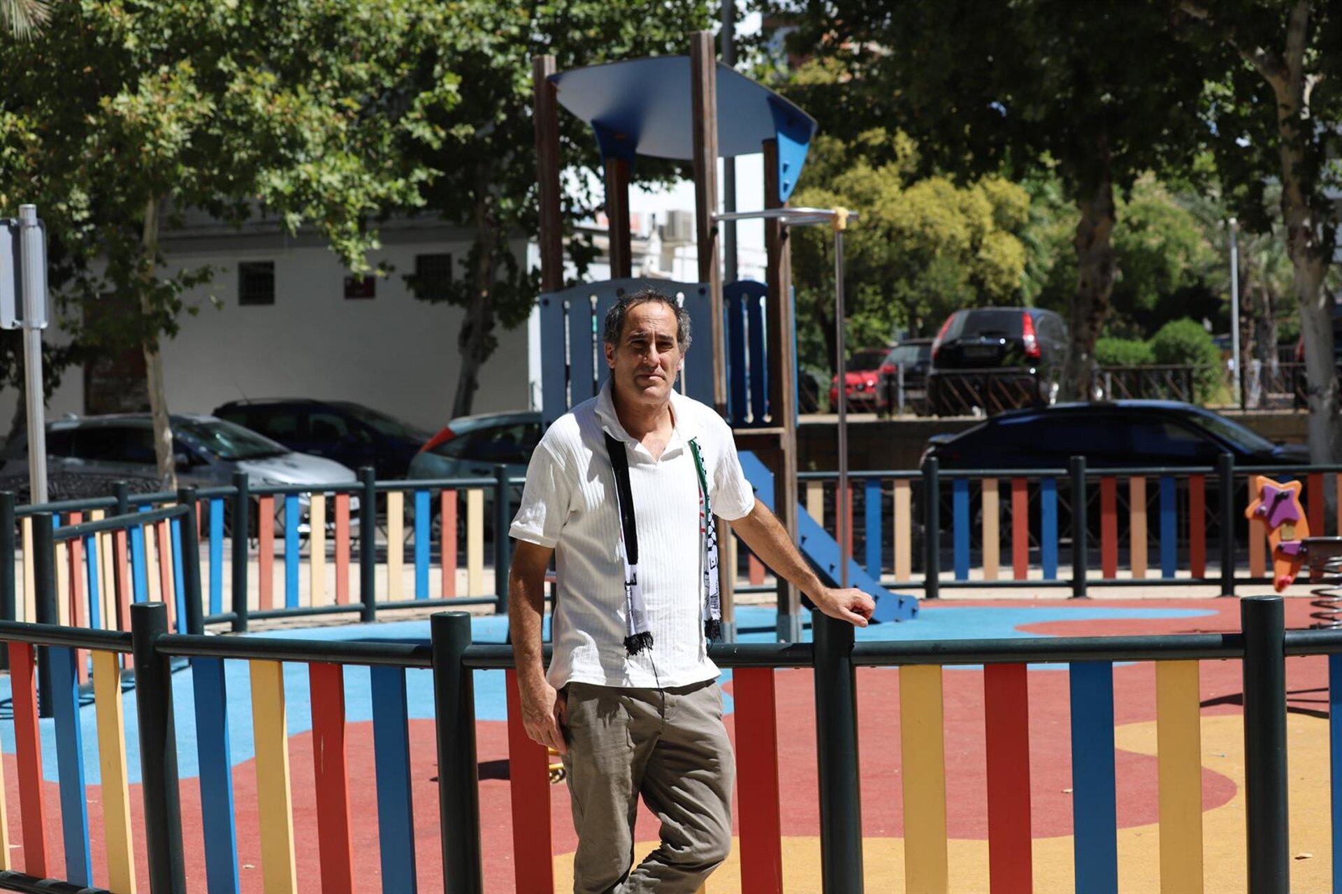 El portavoz municipal de Hacemos Córdoba, Juan Hidalgo, en un parque infantil de la ciudad