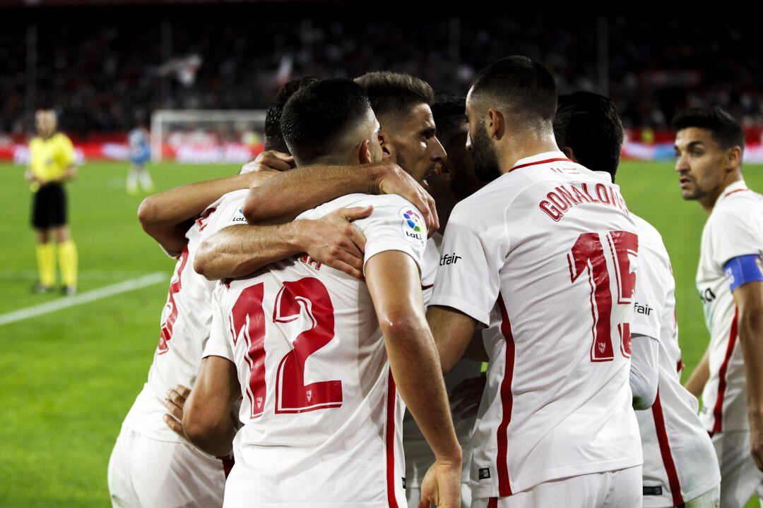 Los jugadores del Sevilla celebran un gol contra el Espanyol. 