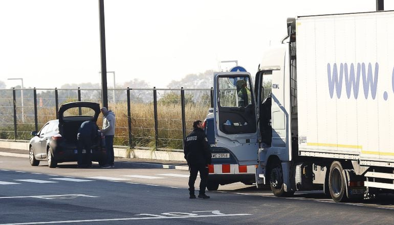 La Policía revisando un camión