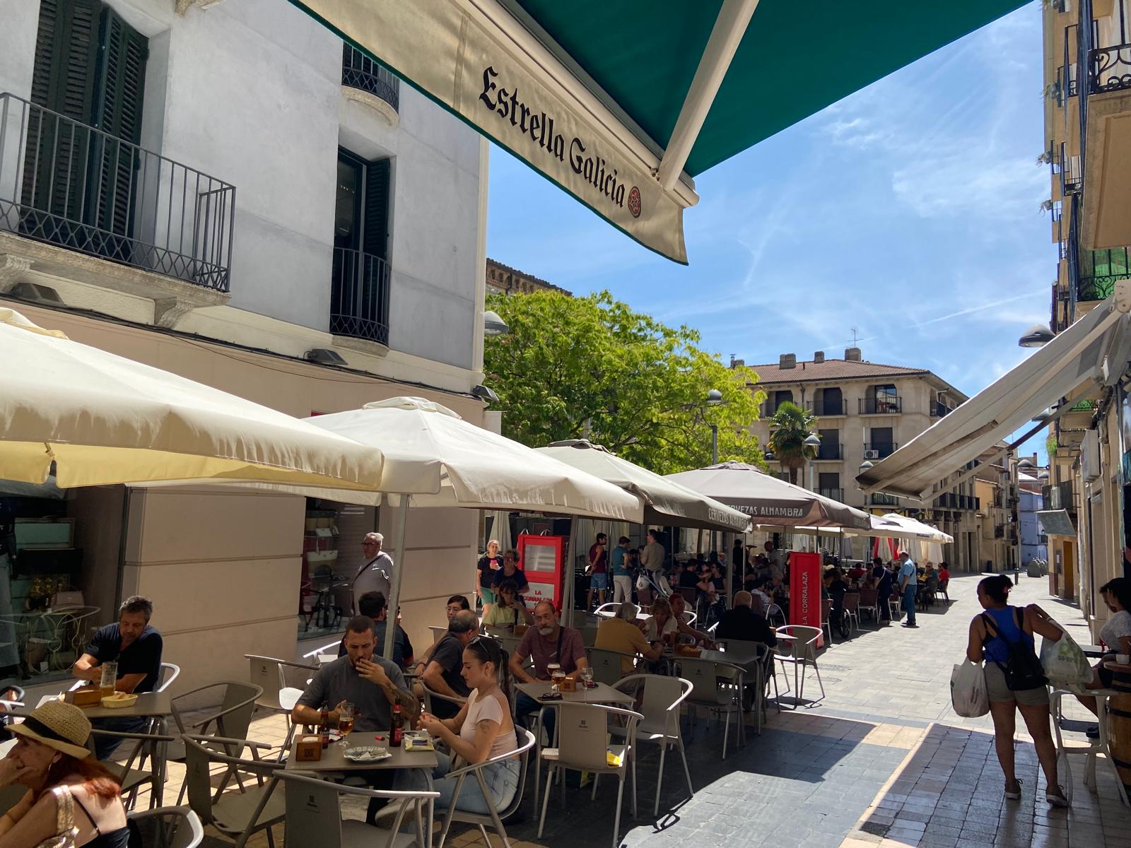 Gente disfrutando de los veladores en Huesca en este domingo de agosto