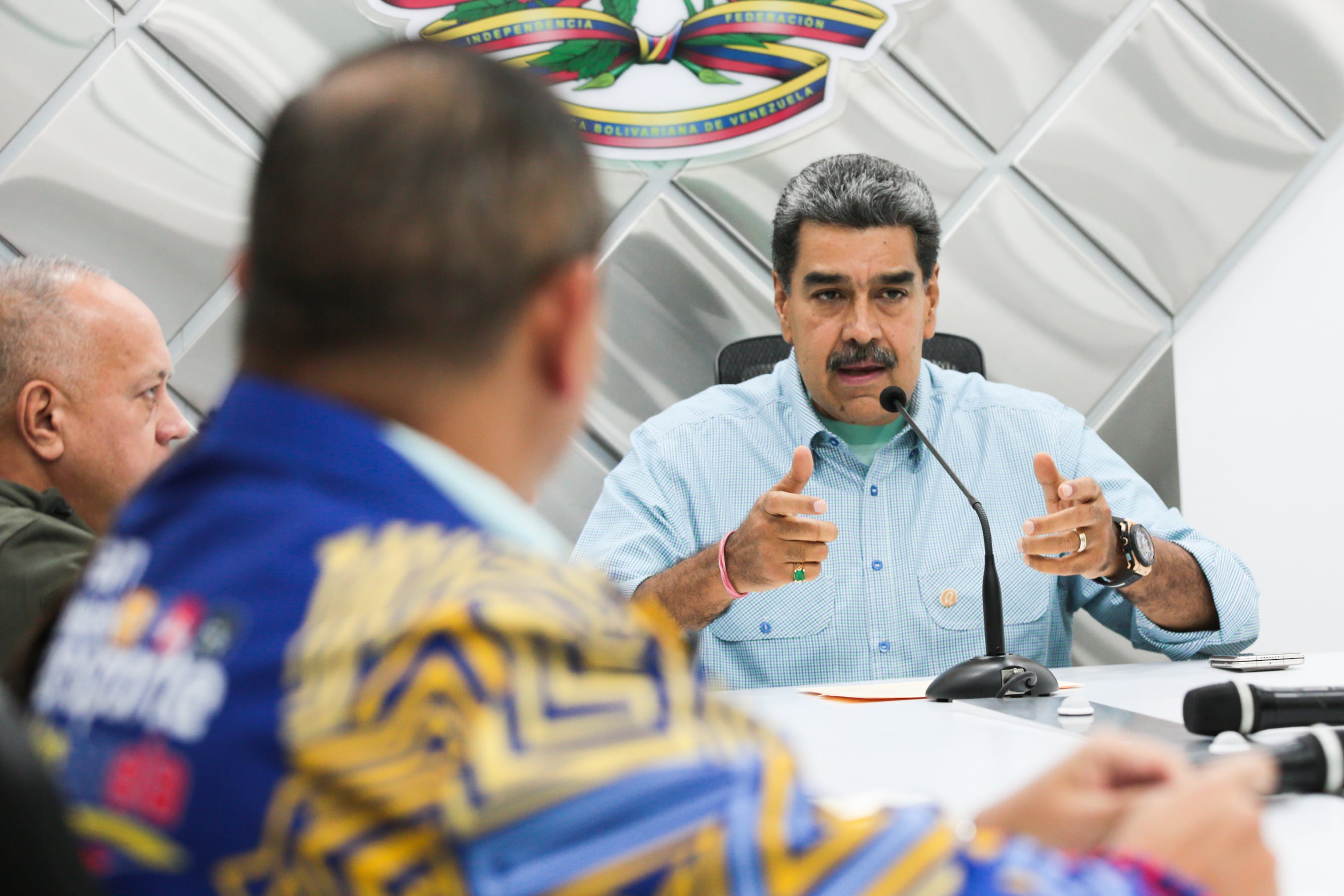 Fotografía cedida por Prensa Miraflores del presidente de Venezuela, Nicolás Maduro, durante una reunión en el Puesto de Comando en Miraflores, este viernes en Caracas (Venezuela)