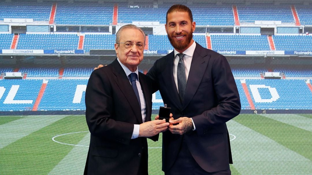 Florentino Pérez condecora a Sergio Ramos en su despedida