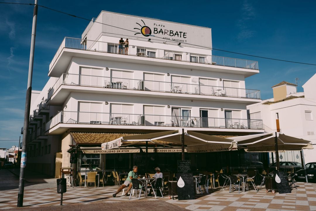 Turistas en un bar de Barbate