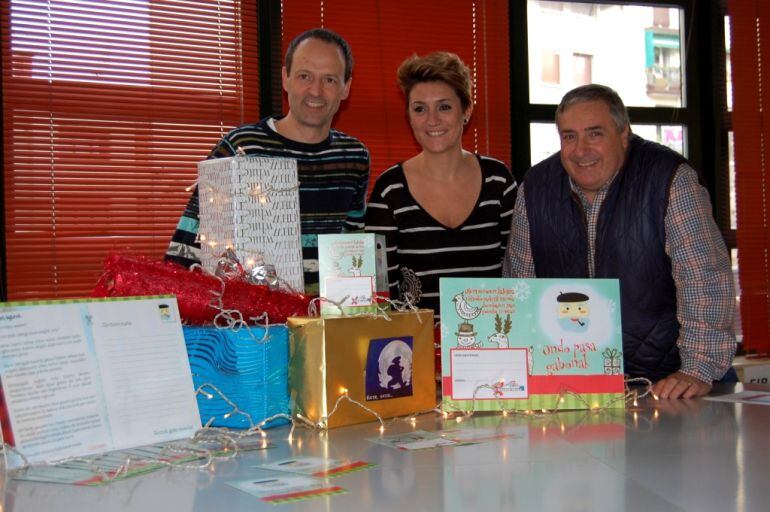Asier López de Viñaspre (izq.), técnico de Juventud, Patricia Arizabalaga, concejal de Juventud y Patxi Lejardi, concejal de Cultura del Ayuntamiento de Eibar, durante la presentación de las actividades de Navidad